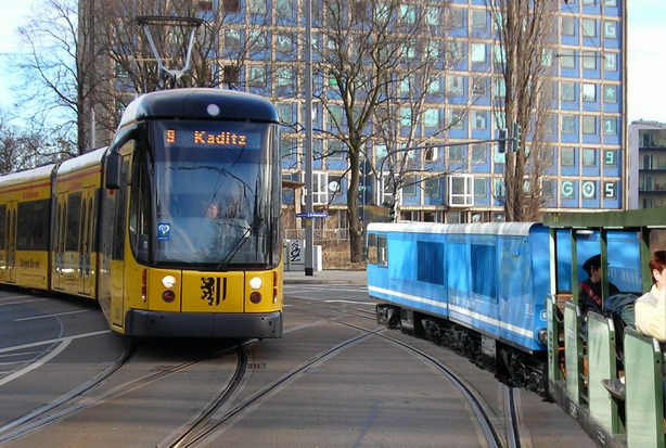 Bild: Parkeisenbahn begegnet Straßenbahn am Lennéplatz