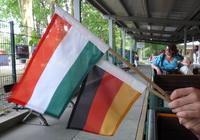Bild: deutsche und ungarische Flagge im Zeichen des Internationalen Kinder- und Jugendaustausches