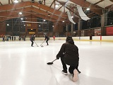 Bild 3 - Mit Steinen auf dem Eis rutschen - Curling